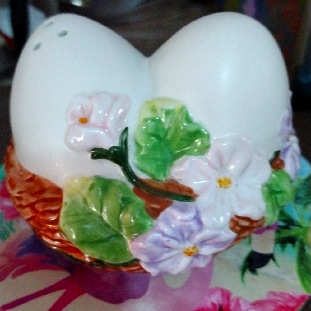 VINTAGE SALT & PEPPER SHAKER